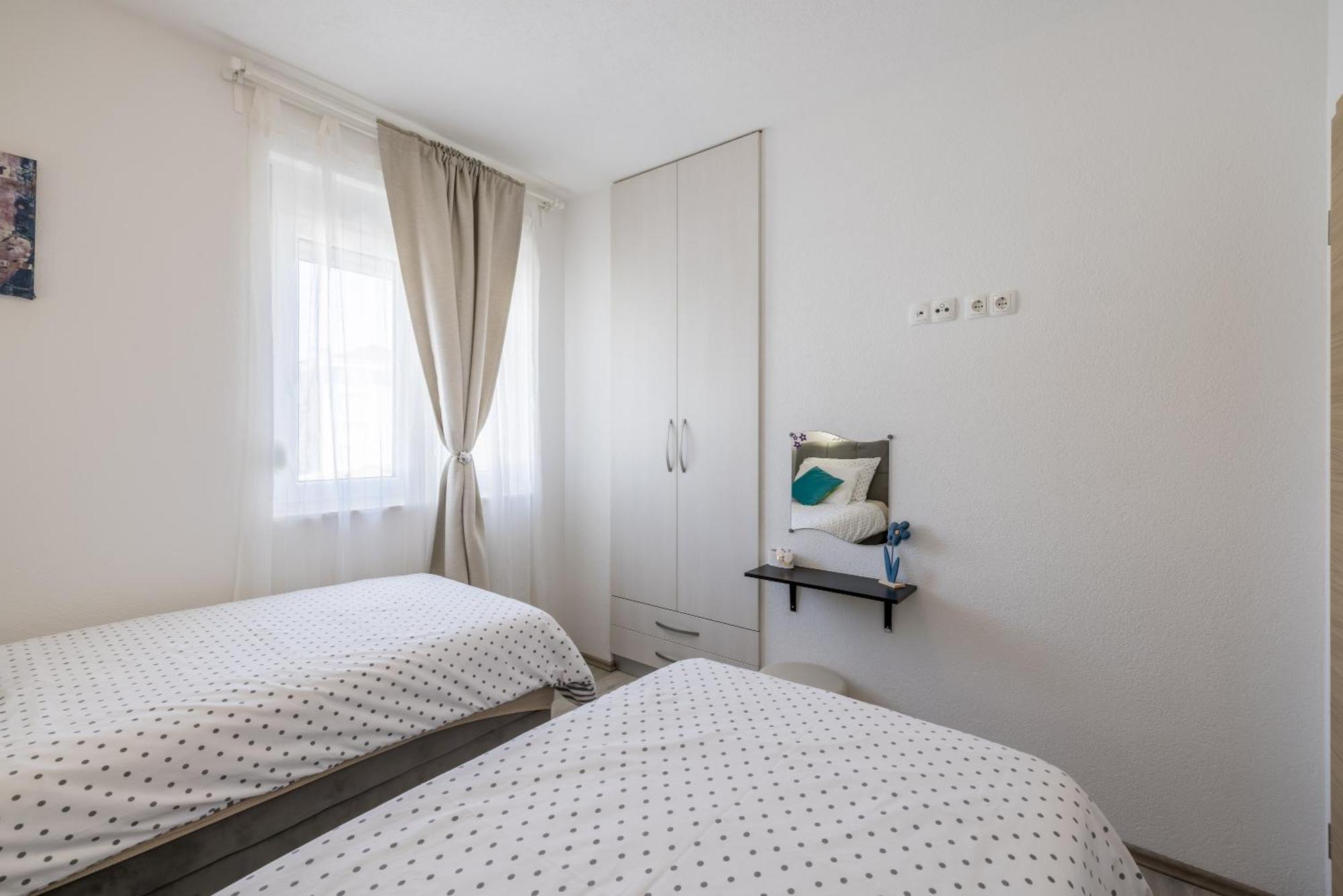 Apart Sa Terasom 250M Od Plaze,Parking,Wi Fi,Rostilj Trogir Extérieur photo