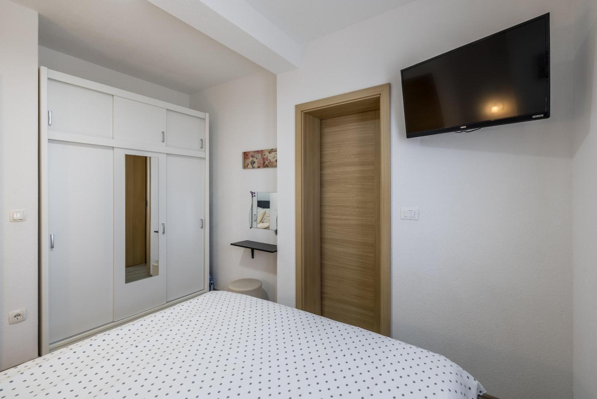 Apart Sa Terasom 250M Od Plaze,Parking,Wi Fi,Rostilj Trogir Extérieur photo