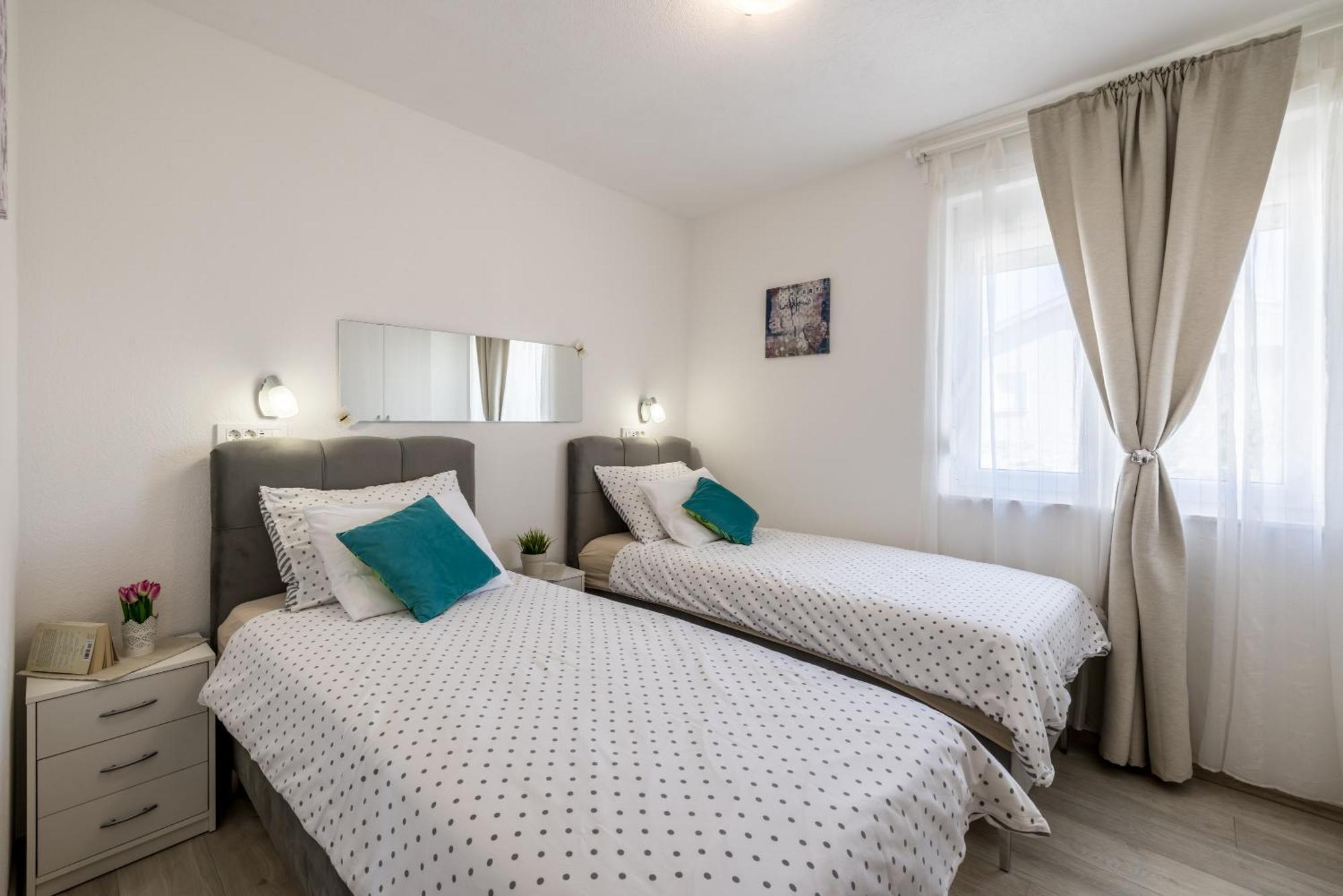 Apart Sa Terasom 250M Od Plaze,Parking,Wi Fi,Rostilj Trogir Extérieur photo
