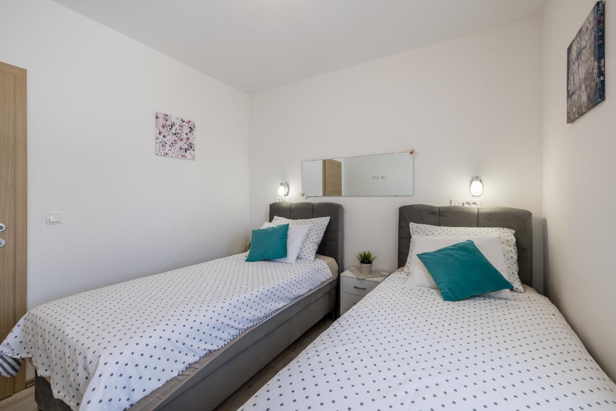 Apart Sa Terasom 250M Od Plaze,Parking,Wi Fi,Rostilj Trogir Extérieur photo